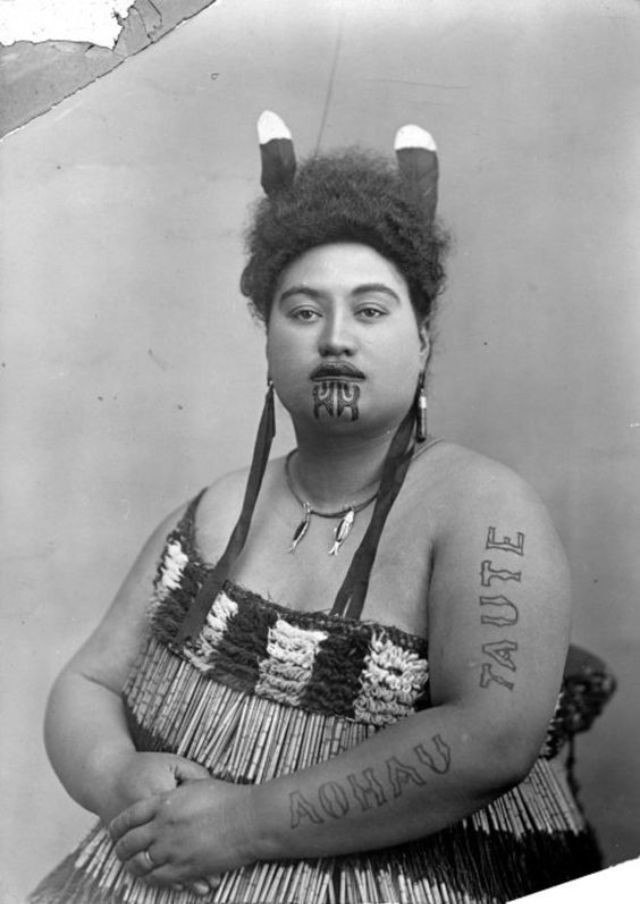 Поразительные портреты женщин из племени маори, лица которых украшены татуировками