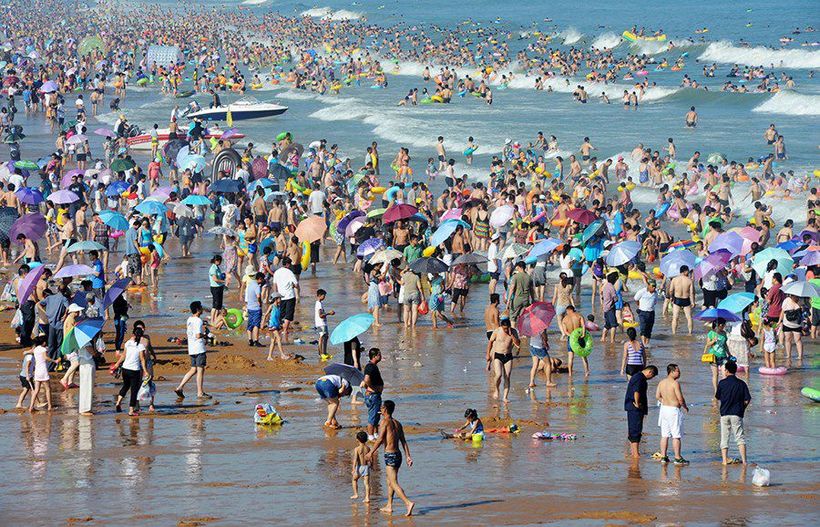 Как выглядит переполненный пляж в летний сезон в Китае и в Германии