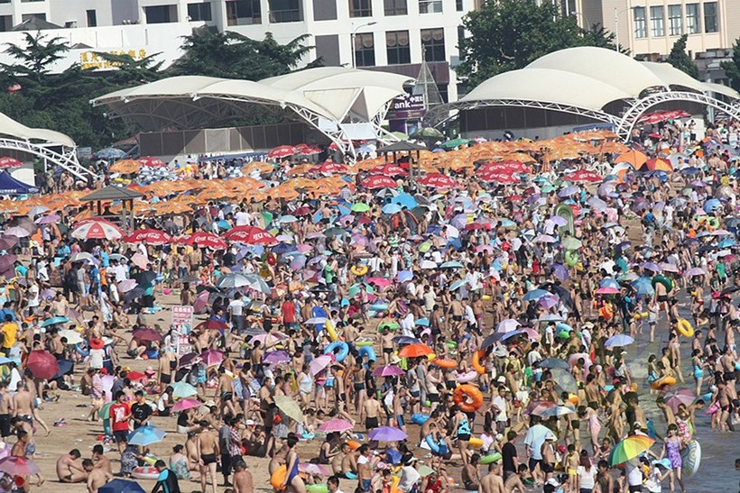 Как выглядит переполненный пляж в летний сезон в Китае и в Германии