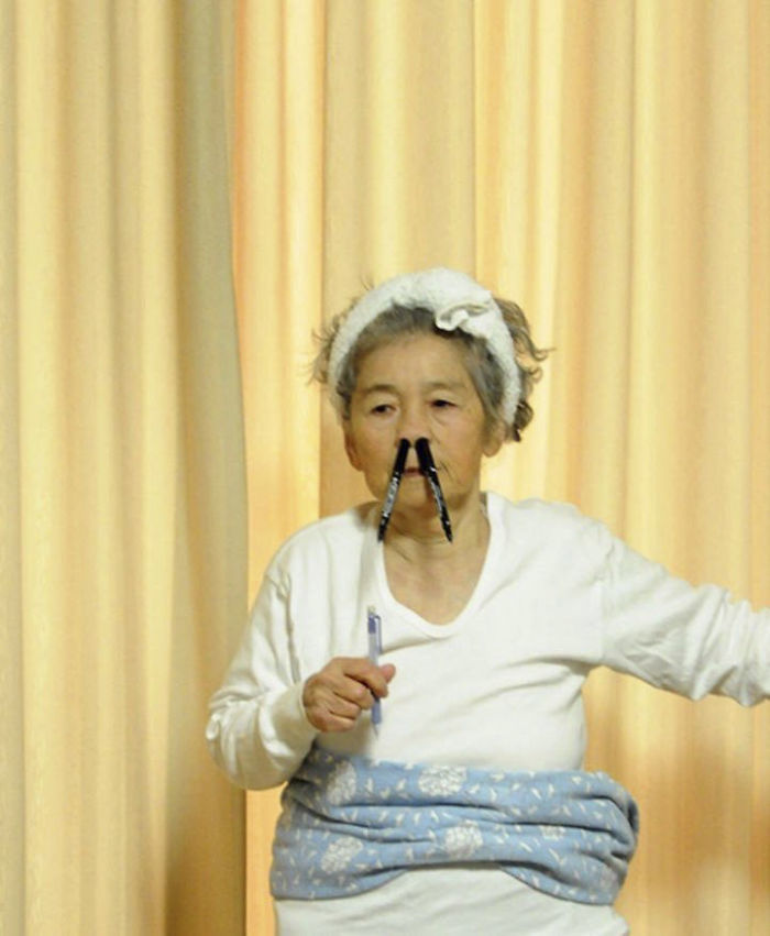 89-летняя японка увлеклась фотографией и не может перестать делать смешные селфи