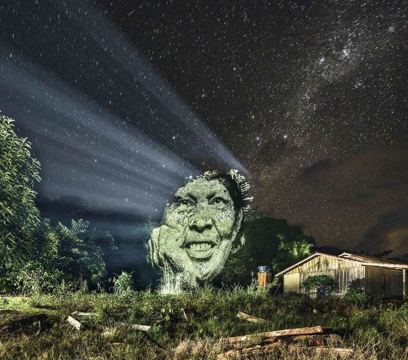 Душа Амазонки: француз с помощью света создает невероятный стрит-арт в джунглях 