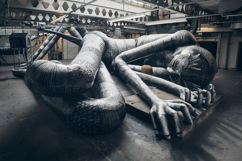Британский художник превратил заброшенную фабрику в мавзолей гигантов