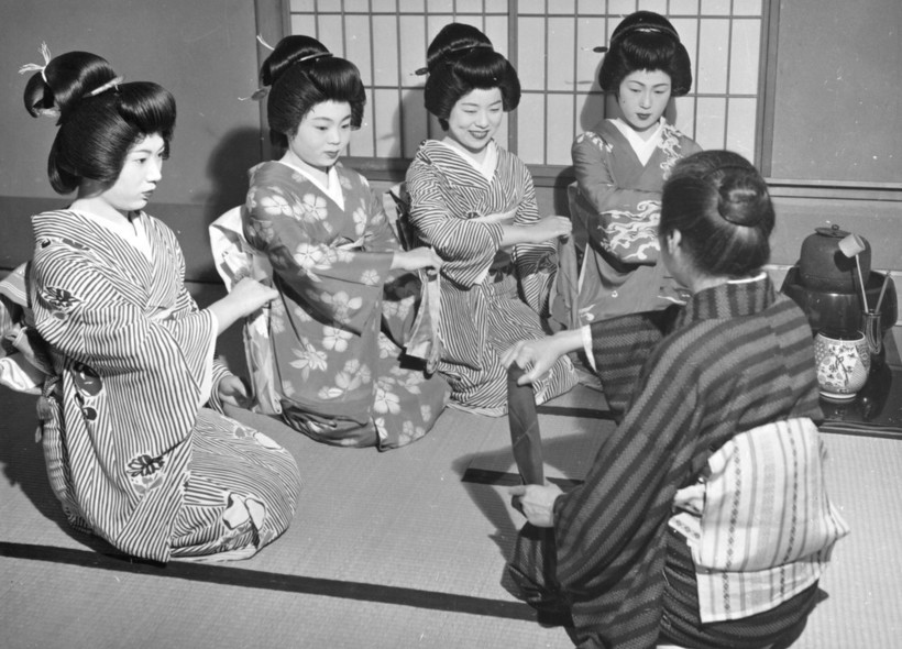 18 старинных фотографий, на которых запечатлена реальная жизнь японских гейш